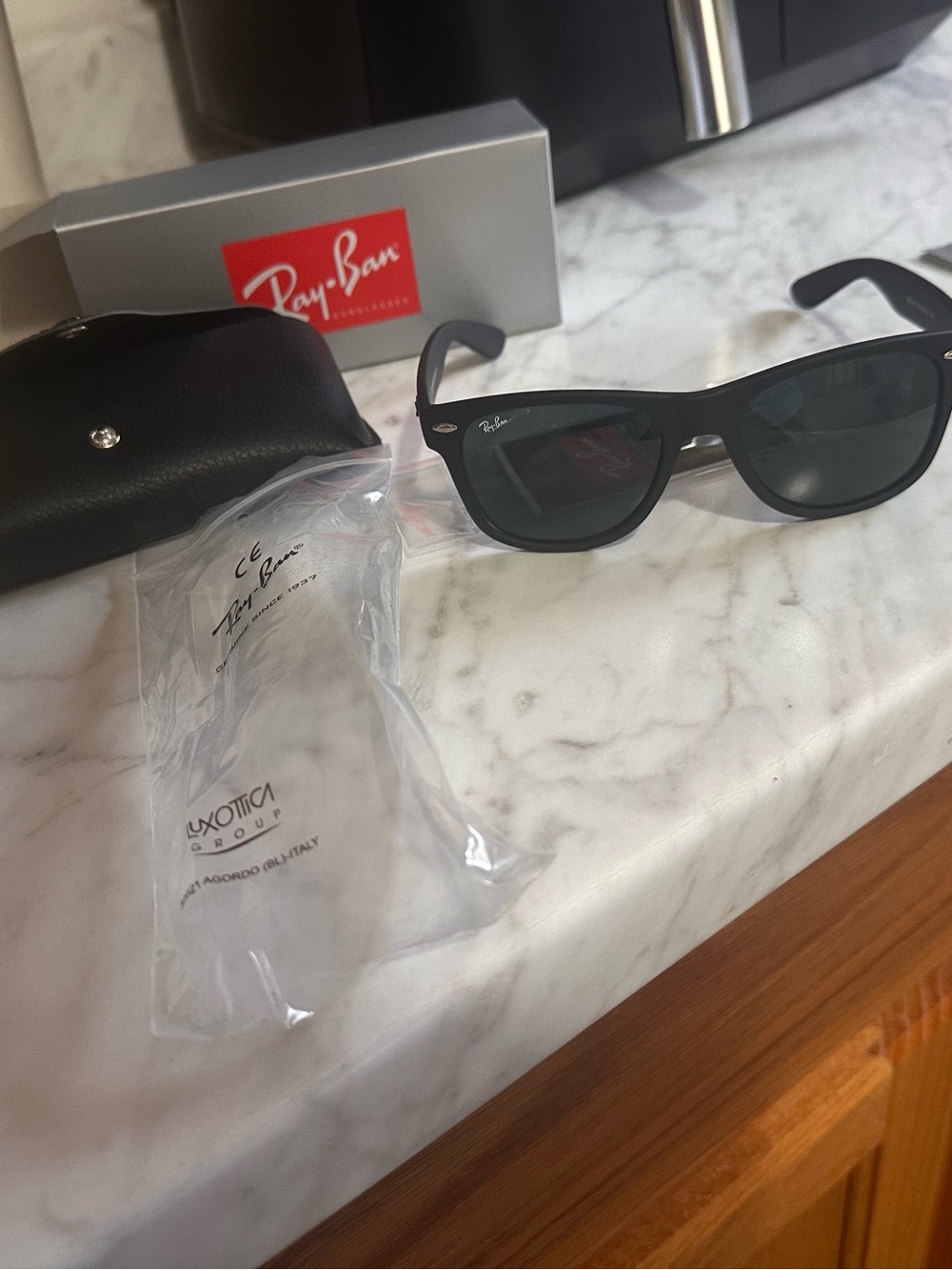 Ray-Ban Black Frame Green Lens Wayfarer Sunglasses